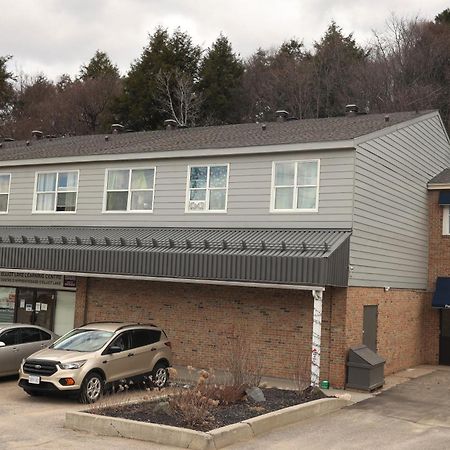 דירות Elliot Lake Paris Plaza מראה חיצוני תמונה