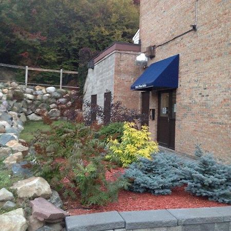 דירות Elliot Lake Paris Plaza מראה חיצוני תמונה