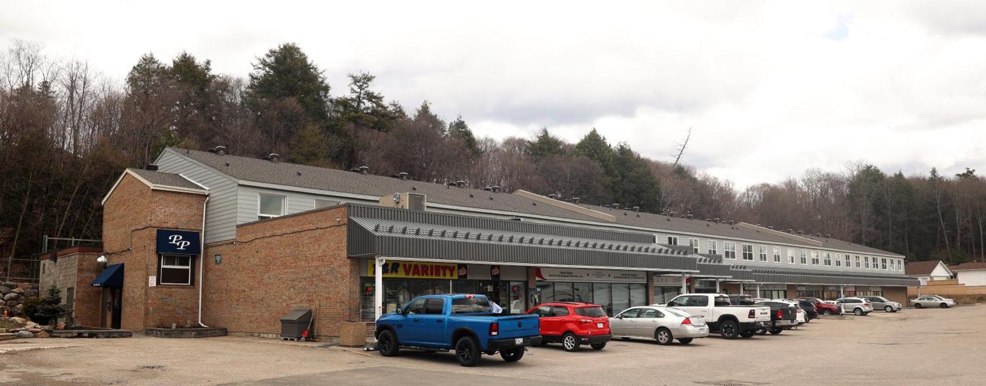דירות Elliot Lake Paris Plaza מראה חיצוני תמונה