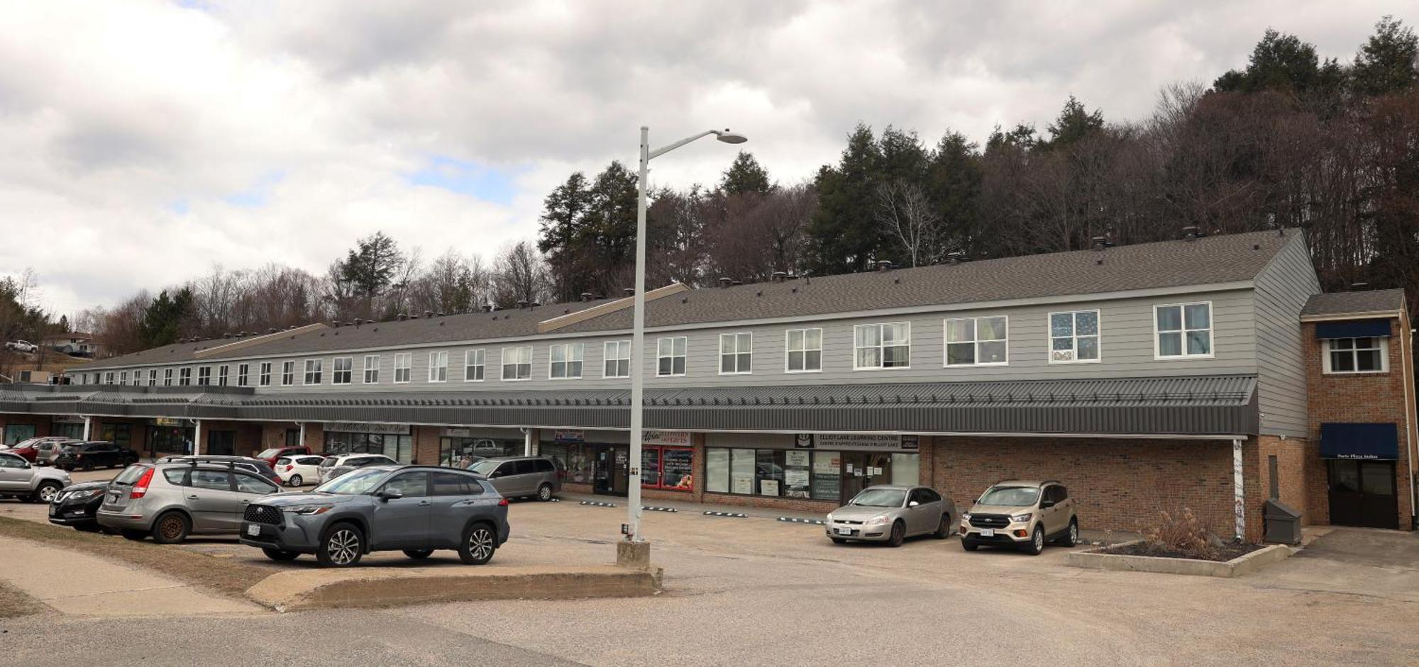 דירות Elliot Lake Paris Plaza מראה חיצוני תמונה