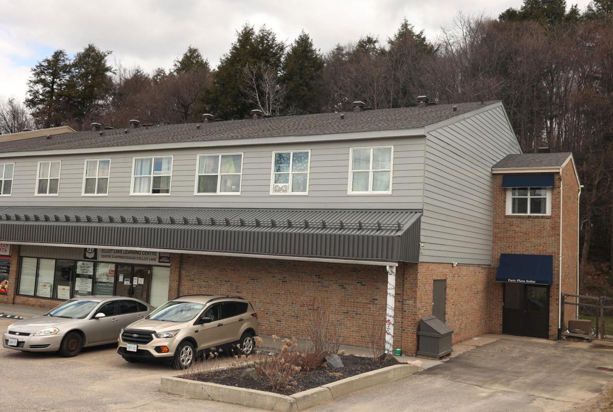 דירות Elliot Lake Paris Plaza מראה חיצוני תמונה