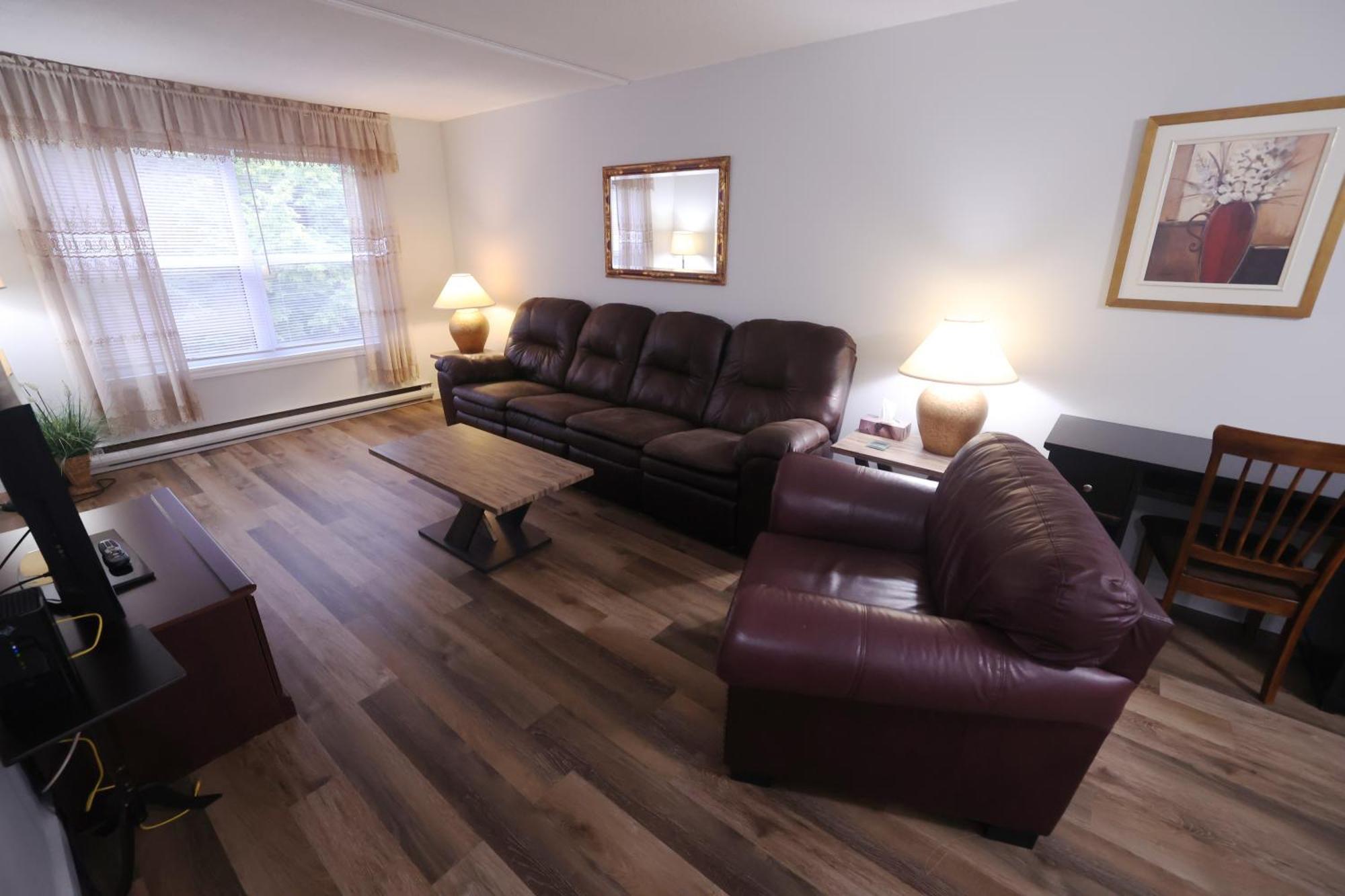 דירות Elliot Lake Paris Plaza מראה חיצוני תמונה