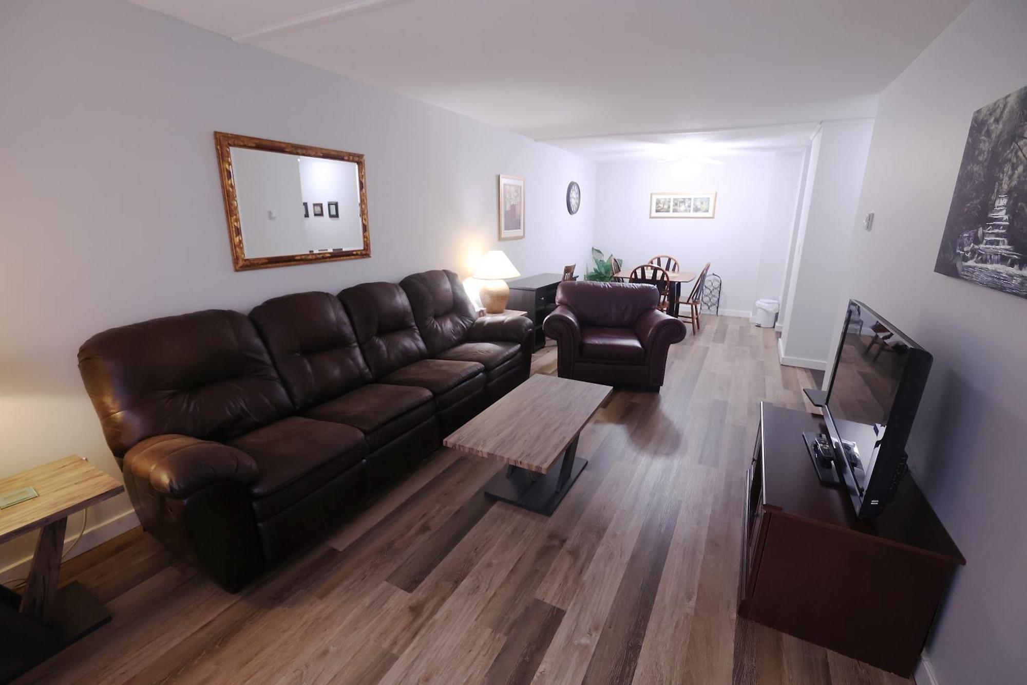 דירות Elliot Lake Paris Plaza מראה חיצוני תמונה