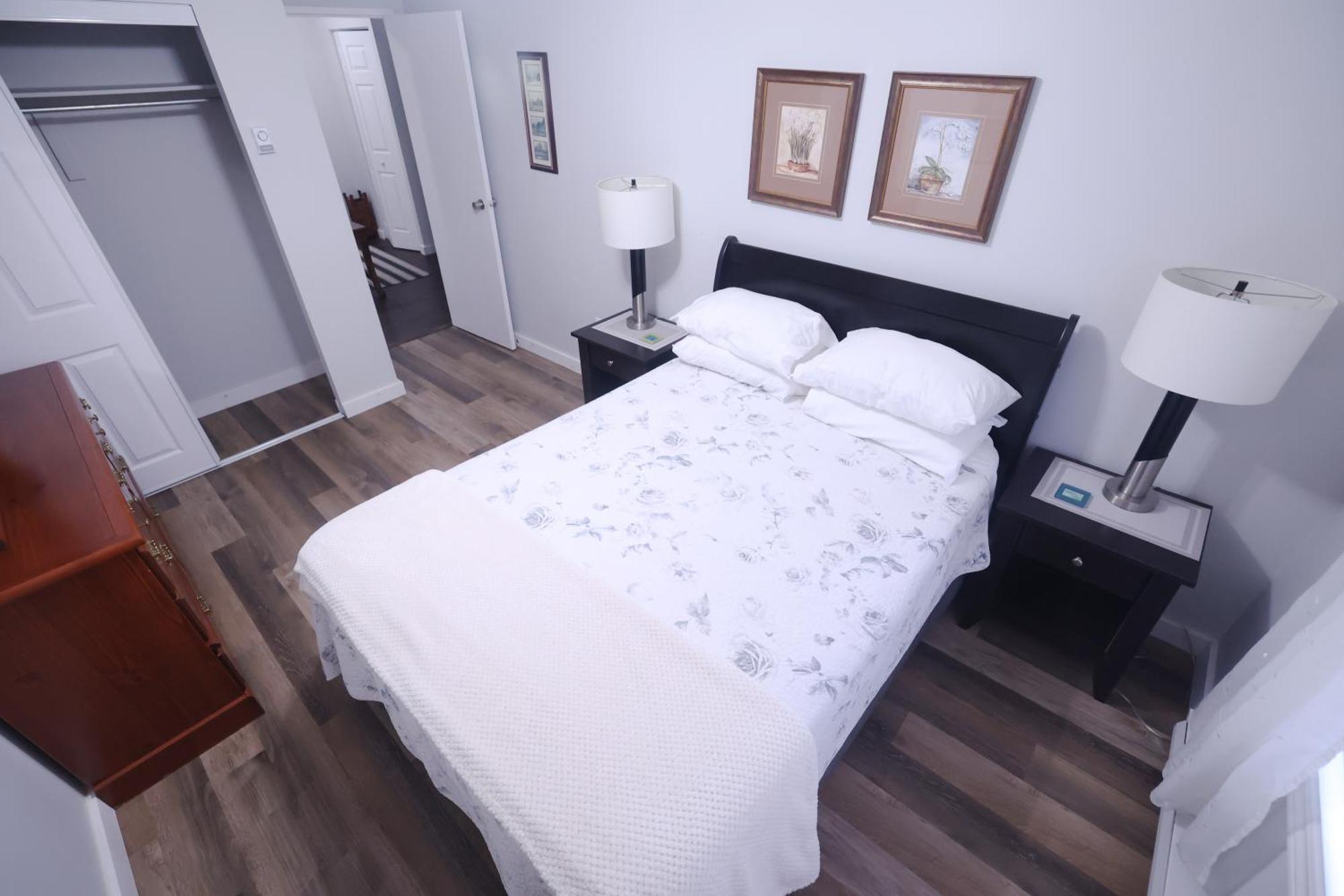 דירות Elliot Lake Paris Plaza מראה חיצוני תמונה