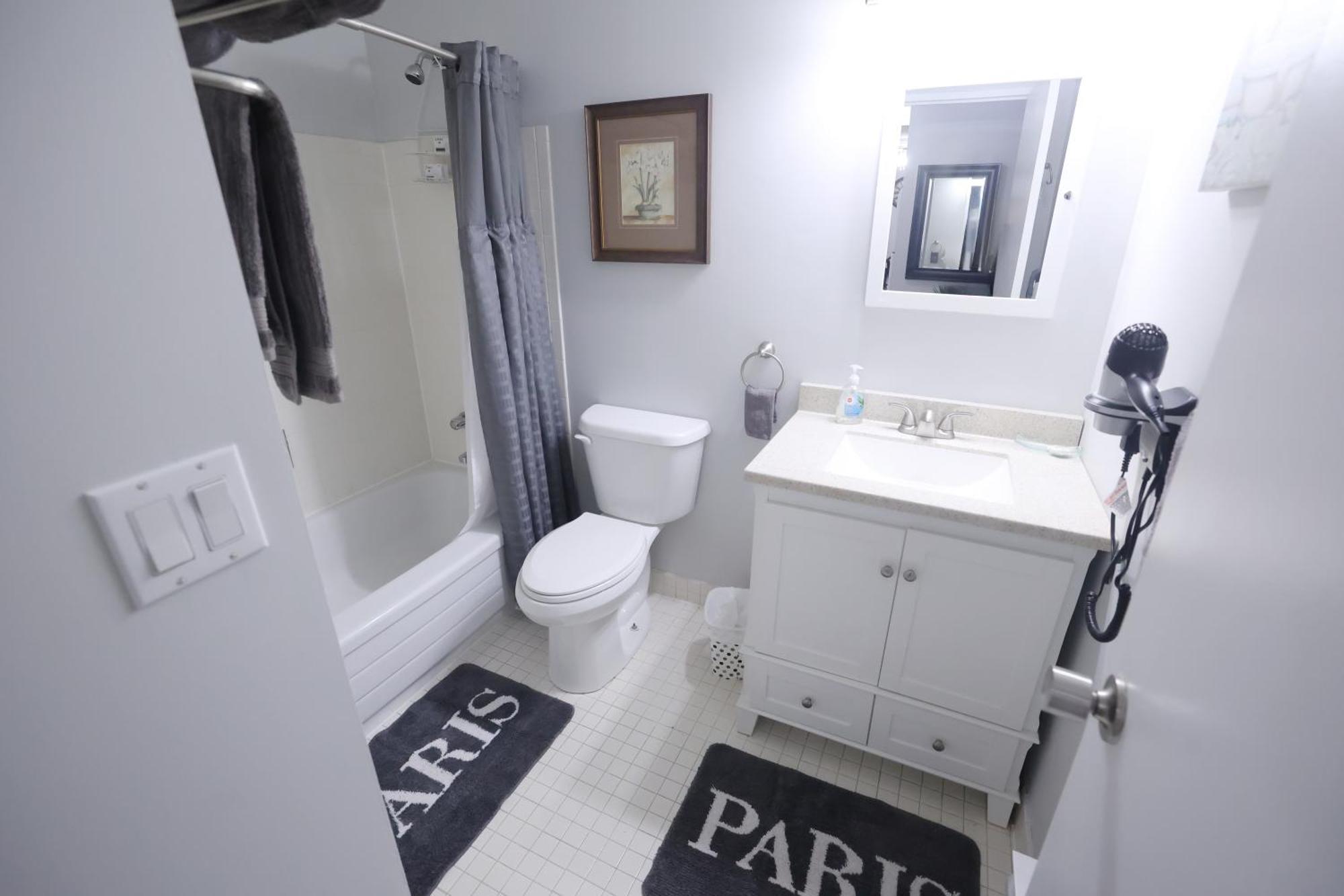 דירות Elliot Lake Paris Plaza מראה חיצוני תמונה